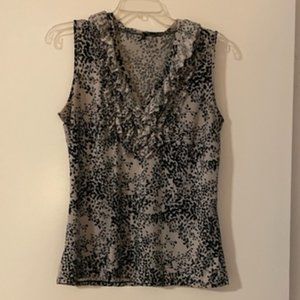 Black & white patterned ruffled V-neck sleeveless shirt, size Medium